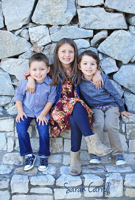 Fall sibling poses - three siblings - 3 siblings photos Poses For 3 Siblings, Sibling Photo Poses Older, Fun Sibling Photoshoot Ideas, Sibling Christmas Photography, Older Sibling Pictures, 3 Siblings Photography Poses, Older Sibling Photos, Siblings Shoot, Sibling Shoot