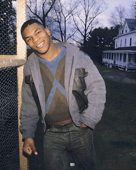 Mike Tyson Style, Mike Tyson Training, Boxing Legends, Mike Tyson Boxing, Iron Mike, Boxing Images, Boxing History, Body Reference Poses, Rap Aesthetic