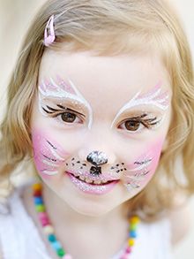 maquillage chat Cat Nose And Whiskers Makeup, Simple Cat Makeup, Cat Halloween Makeup, Girl Face Painting, Cat Makeup Halloween, Cute Halloween Makeup, Face Painting Halloween, Halloween Makeup Easy, Kids Makeup