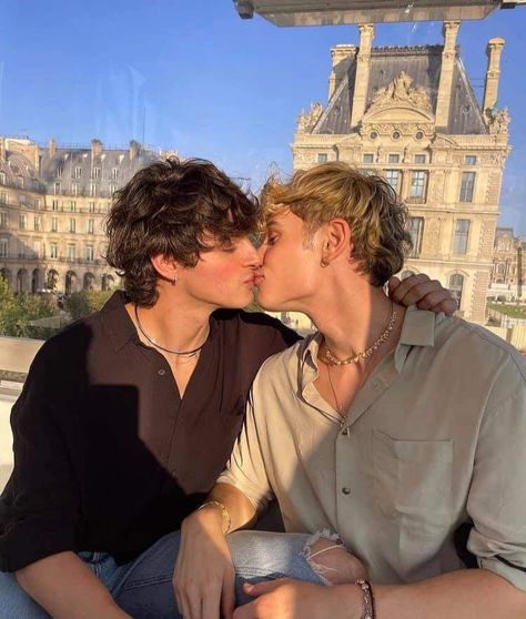 Red, White, and Royal Blue | Alex Claremont-Diaz & Henry Fox-Mountchristen-Windsor Roi Arthur, Gay Aesthetic, Men Kissing, Gay Love, Two People, Couple Aesthetic, Cute Couple Pictures, Couple Posing, Comme Des Garcons