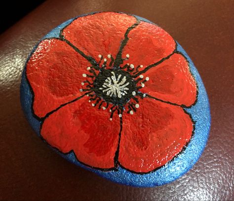 Poppy Rock Painting, Flower Rock Painting Ideas, Poppy Rocks Painted, Remembrance Rock Painting, Red Rocks Painting, Red Painted Rocks Ideas, Poppy Painted Stones, Red Cardinal Rock Painting, Remembrance Day Art