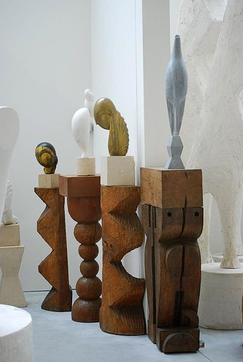 Brancusi studio in Paris. Brancusi Sculpture, Constantin Brancusi, Wooden Sculptures, Istoria Artei, Sculptures Céramiques, Into The Wood, Action Painting, Into The Woods, Wooden Sculpture