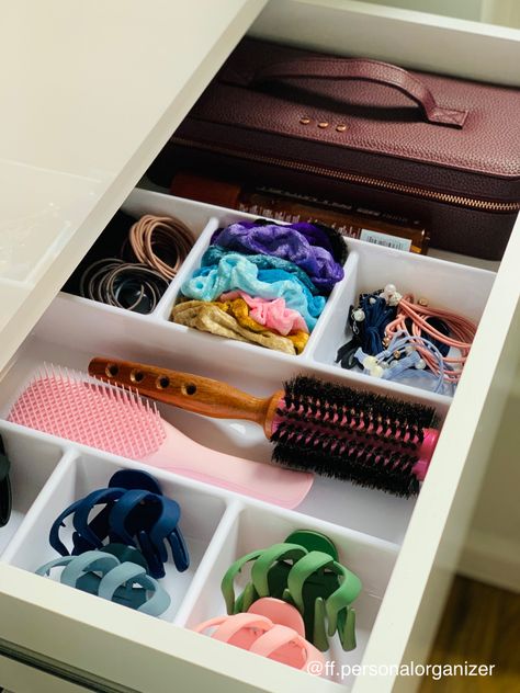 Hair Accessories Drawer Organization, How To Organise Hair Accessories, Organise Makeup, Accessories Drawer, Accessories Minimalist, Kids Organization, Hair Acessories, Drawer Organization, Organizing Hair Accessories