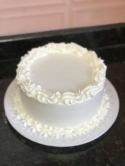 Simple Baptism Cake, Plain Birthday Cake, White Fondant Cake, Round Birthday Cakes, 21 Bday, Buttercream Birthday Cake, Circle Cake, White Birthday Cakes, Bday Shoot