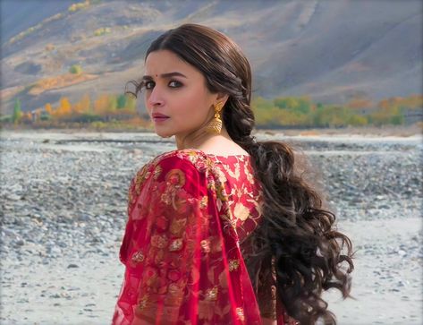 Alia Bhatt In Kalank, Roop Kalank, Hairstyles For Gowns, Bollywood Aesthetic, Desi Wedding Dresses, Indian Look, Casual Indian Fashion, Bollywood Outfits, Blonde Bob Cuts