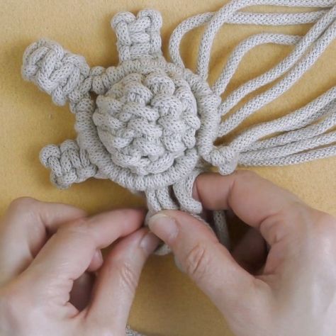 Macrame Shells Tutorial, Macrame Animals Tutorials, Mermaid Tutorial, Macrame School, School Instagram, Tutorial Macramé, Dream Catcher Craft, Diy Macrame Plant Hanger, Mermaid Diy