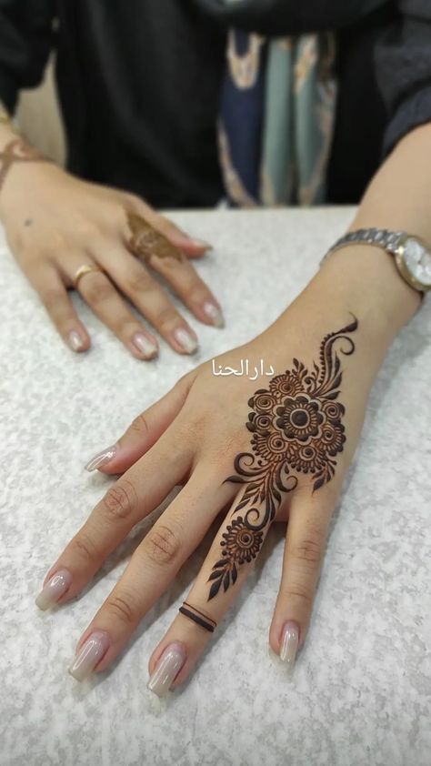 Aesthetic Henna Designs Simple, Simple Finger Henna Designs, New Mehndi Designs Simple, Finger Henna Designs Simple, Back Hand Simple Mehndi Design, Mehandi Simple, Mehandi Design Simple, Simple Mehandi Designs, Simple Mehendi Design