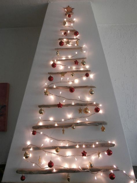 Weihnachtsbaum aus selbstgesammeltem und ausgewaehlten Treibhoelzern mit Nylonschnur verbunden. ( ohne Dekoration) Der Baum kann natur belassen werden oder mit Weihnachsdeko dekoriert werden. Es... Wall Mounted Christmas Tree, Unusual Christmas Trees, Wall Christmas Tree, Large Christmas Tree, Alternative Christmas Tree, Decoration Originale, Christmas Deco, Xmas Tree, Christmas Home