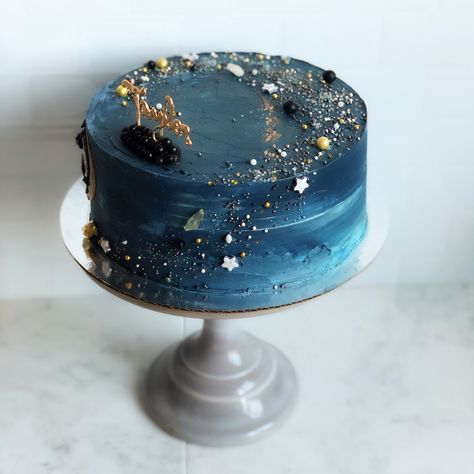 Space galaxy buttercream cake Galaxy Buttercream, Blue Birthday Cake, Space Cake, Galaxy Cake, Yoghurt Cake, Cake Mini, Cake Buttercream, Space Galaxy, Cute Birthday Cakes