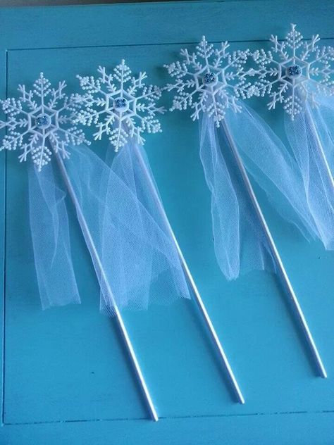 Birthday Frozen Decorations, Frozen Party Decorations Diy, Frozen Wand Craft, Snowflake Wands Diy, Frozen Cricut Projects Birthday, Frozen Wands, Pinata Elsa, Frozen Fever Birthday Party Decorations, Frozen Birthday Decorations