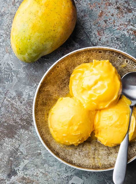 Mango Gelato, Mango Frozen Yogurt, Fruit Soft Serve, Homemade Sorbet, Easy Summer Dessert, Trim Healthy Recipes, Gelato Recipe, Mango Sorbet, Frozen Yoghurt