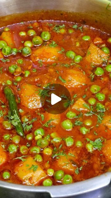 Potato Peas Recipes, Aloo Mattar Sabzi, Easy Samosa Recipes, Green Peas Recipes, Lunch Recipes Indian, Diwali Dhamaka, Potato Gravy, Indian Veg Recipes, Aloo Recipes