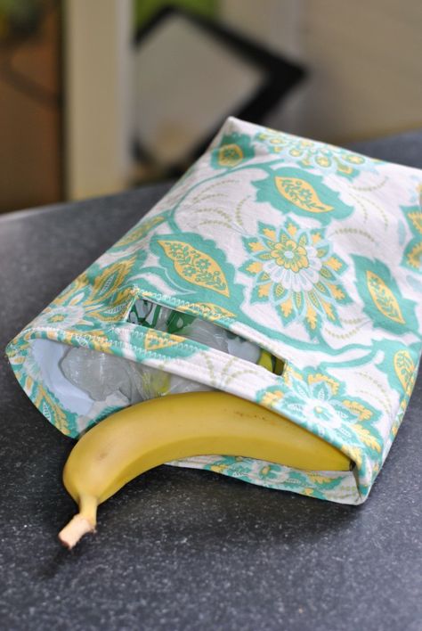 Make a reusable lunch bag with a handy handle Lunch Bag Tutorials, Diy Lunch Bag, Car Trash Bag, Reusable Lunch Bags, Tote Bag Tutorial, Sac Lunch, Eco Friendly Bags, Car Trash, Lunch Tote