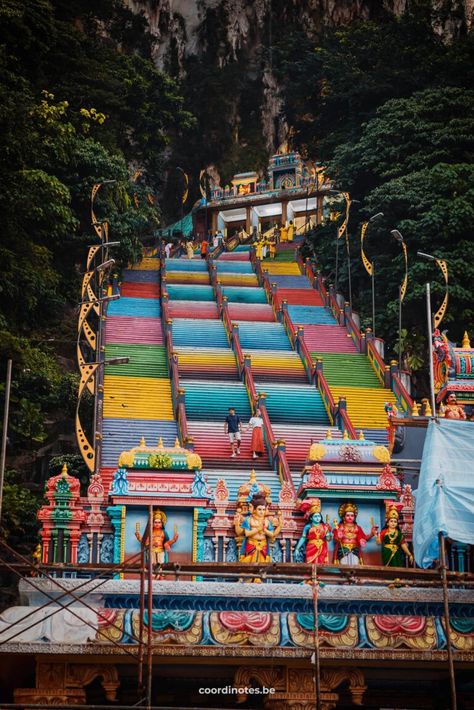 The two of us walking down a big stairs painted in rainbow colors surrounded by trees, leading to a cave at the top in a limestone mountains and the colorful entrance of a Hindu temple in front of the stairs. Kuala Lumpur Travel, Jaipur Travel, Kuala Lumpur City, Batu Caves, Malaysia Travel, Kuala Lumpur Malaysia, India Travel, Magical Places, Agra