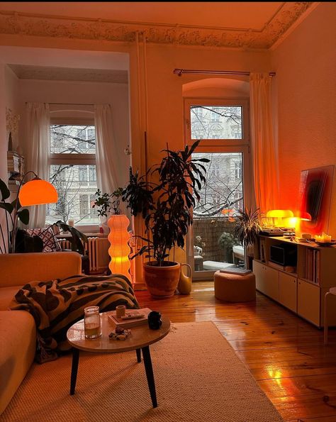 Victorian Appartement, 50s Modern Interior Design, 60s Apartment Decor, Primary Color Apartment, Moody Lighting Living Room, Orange Wall Living Room, Cosy Apartment Aesthetic, High Ceiling Apartment, Modern Eclectic Apartment