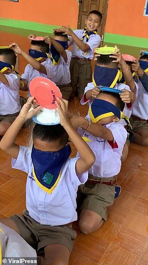 Thai schoolchildren pass plates of flour over their heads to person behind them Fun Team Building Activities, Family Party Games, Team Building Activities, Cub Scouts, Family Parties, Tutorial Diy, Easter Kids, Diy Creative, Team Building