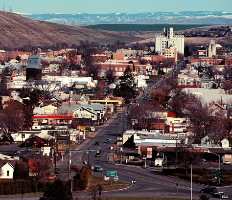 Pendleton, OR - You just can't beat a town by a river, with mountains and wheat fields, and a huge frakin' grain silo! Pendleton Oregon, Travel Oregon, Grain Silo, Beautiful Oregon, Places In Usa, Oregon Washington, Wheat Fields, The Blue Mountains, Oregon Travel