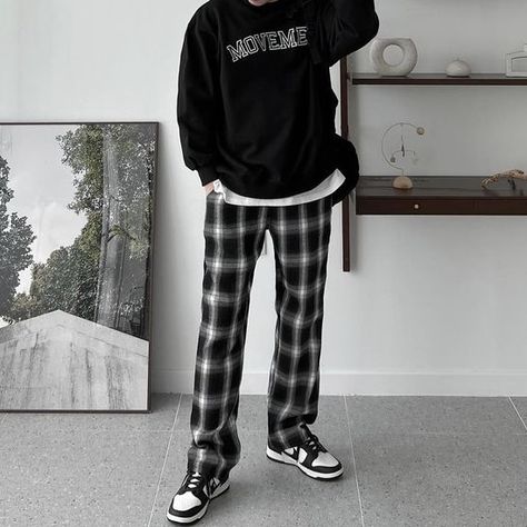 Plaid Pants Men Outfit Street Styles, Checkered Pants Outfit Men, Black And White Checkered Pants Outfit, Plaid Pants Men Outfit, Dunk Fits, Plaid Trousers Outfit, Checkered Pants Outfit, Trousers Outfit Men, Outfits Aesthetic Grunge