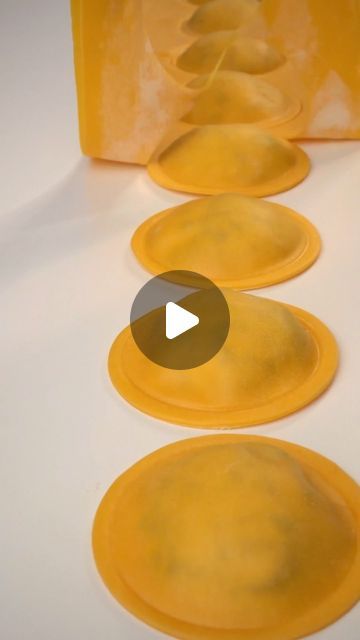 Ravioli Plating, Ravioli Recipe Filling, Homemade Ravioli Filling, Creamy Ravioli, Pasta Ravioli, Ravioli Filling, Mushroom Ravioli, Homemade Ravioli, Ravioli Recipe