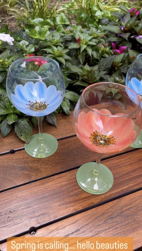 Painted Glass Cups Diy, Wine And Paint Night, Genius Hour, Diy Wine Glasses, Colorful Drinks, Hand Painted Wine Glasses, Painting Inspo, Painted Wine Glasses, Diy Wine