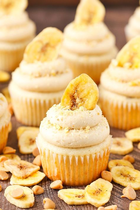 These Peanut Butter Banana Cupcakes have a moist, fluffy banana cake on the bottom and a lovely cream cheese peanut butter frosting on top. Such a perfect flavor combo! #cupcakes #banana #peanutbutter #bestcupcakes #cupcakerecipe #bananacupcakes #peanutbutterfrosting Cupcake Receptek, Butter Cream Cheese Frosting, Fun Cupcake Recipes, Banana Cupcakes, Peanut Butter Frosting, Peanut Butter Desserts, Fun Cupcakes, Peanut Butter Banana, Banana Cake