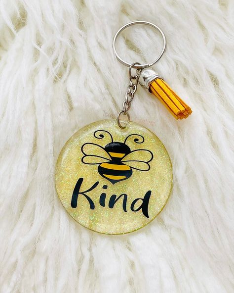 Acrylic Circle Keychain, Monday Reminder, Vinyl Projects Silhouette, Circle Keychain, Texas Sunset, Keychain Craft, Yellow Glitter, Cricut Projects Beginner, Acrylic Keychains