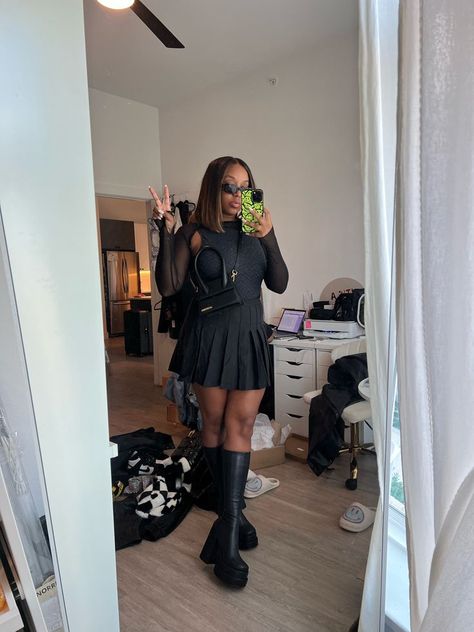 Platform Boots Outfit Winter, Y2k Tennis Skirt, Tennis Skirt Outfit Summer, Black Tennis Skirt Outfit, Skirt Outfits With Boots, Platform Boots Outfit, Black And White Boots, Winter Fashion Looks, White Boots Outfit