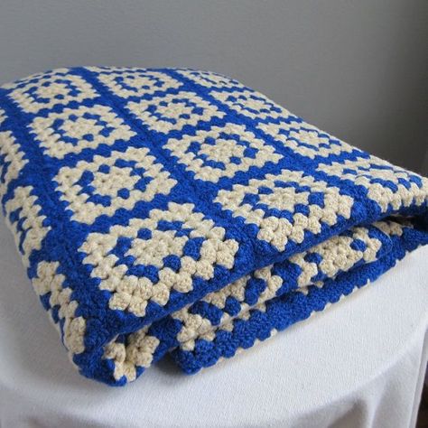 Blue And White Crochet, Quick Crochet Blanket, Motifs Granny Square, Cozy Crochet Patterns, Afghan Throw Blanket, Crochet Blanket Designs, Cozy Crochet, Crochet Wool, Manta Crochet