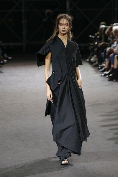 Spring Japan, Trendy Spring Fashion, Fashion 70s, Women Fashion Edgy, Womens Fashion Edgy, Fashion Spring, 가을 패션, Yohji Yamamoto, Summer 2019