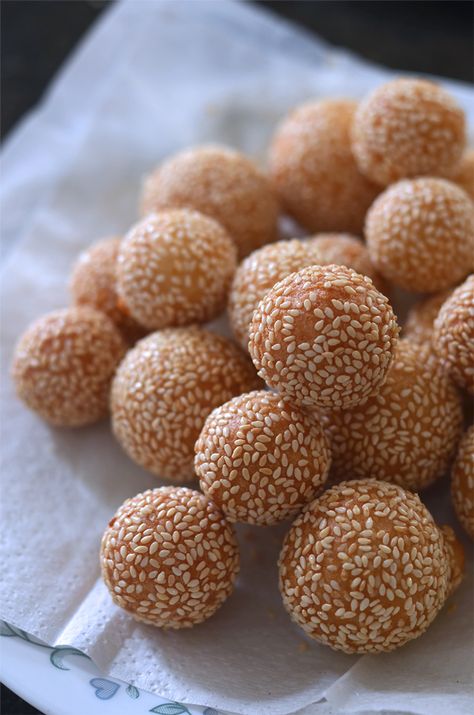 Sesame Balls Recipe (Vietnamese Bánh Cam) - Hungry Huy Sesame Balls, Telur Gulung, Vietnamese Foods, Vietnamese Dessert, Potato Balls, Asian Dessert, Potato Flakes, Cibo Asiatico, Chinese Dessert