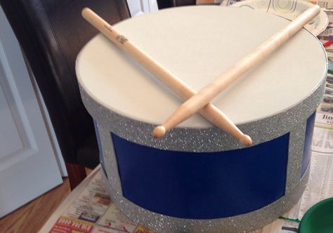 Drum centerpiece for high school grad party.  Made out of round cardboard boxes. High School Grad Party, Diy Drums, Rockstar Party, Christmas Parade Floats, Jazz Party, Backyard Graduation Party, Valentines Box, Graduation Open Houses, Rock Star Party