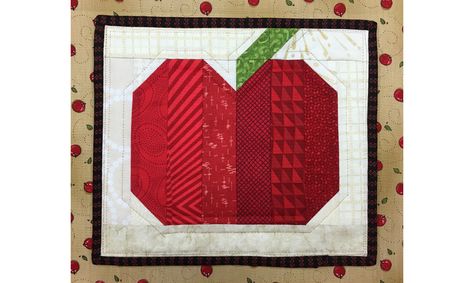 This Scrappy Mug Rug Is Bound to Be the Apple of Your Eye Mug Rug Tutorial, Rail Fence Quilt, Easter Table Runners, Mug Rug Patterns, Quilted Table Runners Patterns, Cute Coasters, Diy Mugs, Sampler Quilts, Traditional Quilts