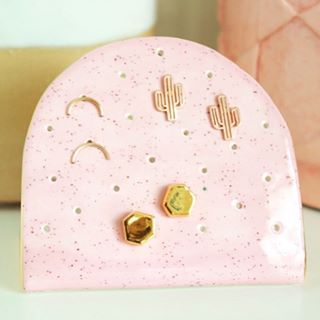 Diy Earring Holder, Stud Earrings Holder, Earring Holders, Bowls Ceramic, Planner Vintage, Pink Stud Earrings, Blog Designs, Air Dry Clay Projects, Diy Ceramic