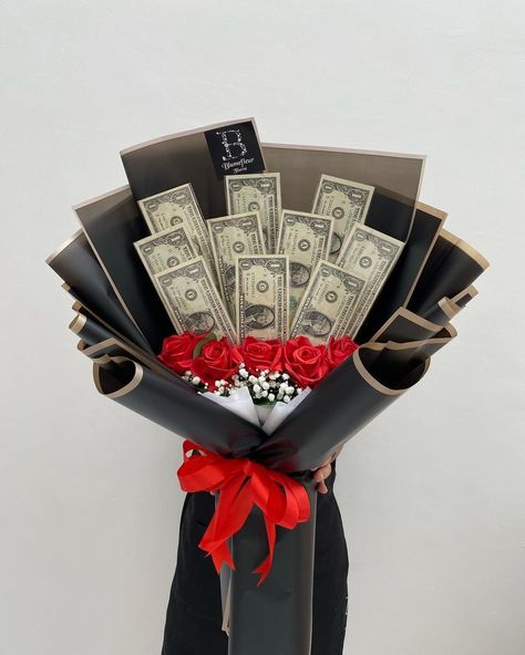 Money Bouquet, Diy Gift Baskets, Engagement Gifts For Couples, Engagement Couple, Engagement Gifts, Beautiful Christmas, Couple Gifts, Gift Baskets, Diy Gift