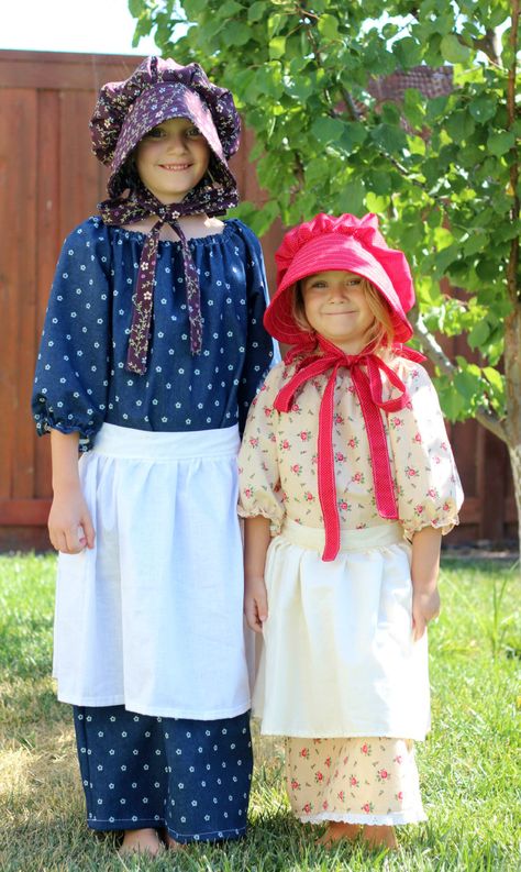 A simple elastic pioneer dress, apron, and bonnet. Perfect for any Pioneer Day or Little House on the Prairie activity!  The kids are going to a Pioneer Day activity this weekend and costumes were … Pioneer Apron Pattern, Pioneer Girl Costume, Pioneer Day Activities, Diy Girls Costumes, Cowgirl Halloween Costumes, Pioneer Bonnet, Pioneer Costume, Pioneer Clothing, Princess Aprons