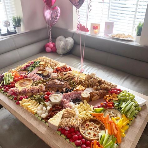 Hens Grazing Table, Hen Party Buffet, Hen Do Food Platter, Party Food Grazing Table, Hen Do Food Ideas, Hen Do Food, Pink Grazing Table, Hen Do Table Decorations, Baby Shower Grazing Table Ideas