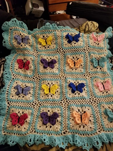 Butterfly Crochet Granny Square, Crochet Butterfly Granny Square, Butterfly Granny Square Pattern, Butterfly Granny Square, Crochet Blanket Colors, Blanket Colors, Crochet Rugs, Crochet Decor, Blanket Ideas