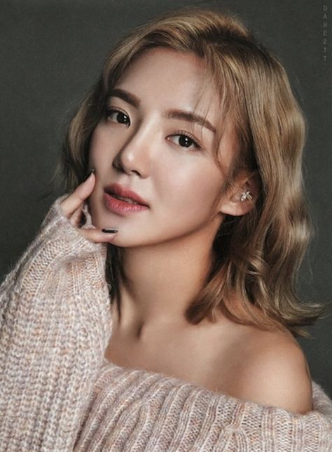 𝑮𝒊𝒓𝒍𝒔 𝑮𝒆𝒏𝒆𝒓𝒂𝒕𝒊𝒐𝒏 #𝒉𝒚𝒐𝒚𝒆𝒐𝒏 Hyoyeon Photoshoot, Girls Generation Hyoyeon, Girls' Generation Tiffany, Kim Hyoyeon, Hyun A, Instyle Magazine, Celebrity Tattoos, Season's Greetings, Wedding Art