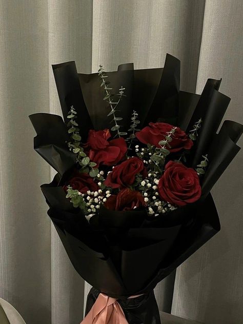 Dark Rose Wedding Bouquet, Black Bouquet Aesthetic, Dark Roses Bouquet, Red Roses Black Bouquet, Dark Flower Bouquet Aesthetic, Gothic Bouquet Of Flowers, Black Rose Bouquet Aesthetic, Black And Red Flower Bouquets, Bouket Flowers Roses