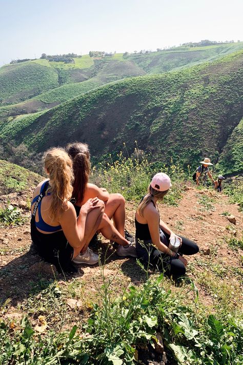 Hiking In Los Angeles, Malibu Hikes, Aesthetic Hiking Outfit, Hiking California, La Hikes, Angeles Aesthetic, Hikes In Los Angeles, Los Angeles Aesthetic, Aesthetic Hiking