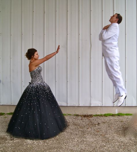 Creative Prom Pictures, Date Photo Ideas, Save The Date Photo Ideas, Funny Couple Photography, Funny Couple Poses, Wedding Bridal Party Photos, Prom Pictures Group, Hoco Pictures, Prom Photography Poses