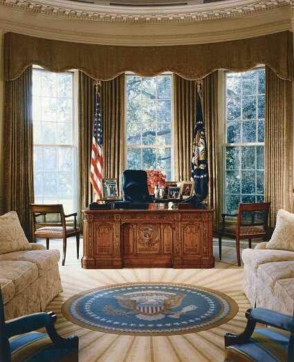 Office White House Bedroom, White House Usa, Resolute Desk, White House Washington Dc, Inside The White House, Madam Secretary, Oval Office, House Museum, House Of Cards