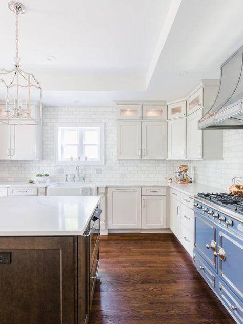 Adding a sophisticated finish to any kitchen, crown molding along the top of kitchen cabinets creates an easy transition that blends the cabinets to the ceiling. In this designer cook space, illuminated glass-fronts add dimension and brightness to the traditional upper cabinets. Instead of taking the cabinets all the way to the ceiling, a classic cavetto (or quarter-circle) crown molding gives the kitchen a more polished and timeless look. Crown Molding Ideas, Molding Kitchen, Modern Crown Molding, Crown Molding Kitchen, Kitchen Cabinet Crown Molding, Cabinets To Ceiling, Ceiling Crown Molding, Top Of Kitchen Cabinets, Molding Ideas