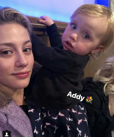 Lili Reinhart With Her Daughter, Riverdale Series, Lili Reinhart And Cole Sprouse, Deni Denials, Riverdale Fashion, Bughead Riverdale, Women Looking For Men, Riverdale Memes, Hot Army Men