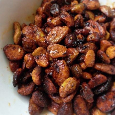 Chili Roasted Pistachios, Seasoned Pistachios, Smoker Ideas, Raw Pistachios, How To Make Chili, Pistachio Recipes, Chili Spices, Scooby Snacks, Roasted Walnuts