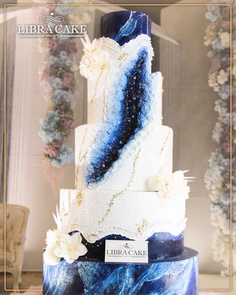 Ruby Wedding Cake, Crystal Wedding Theme, Crystal Wedding Cake, Crystal Cupcakes, Geode Cake Wedding, Blue Wedding Cake, Galaxy Wedding, Galaxy Cake, Chelsea Wedding