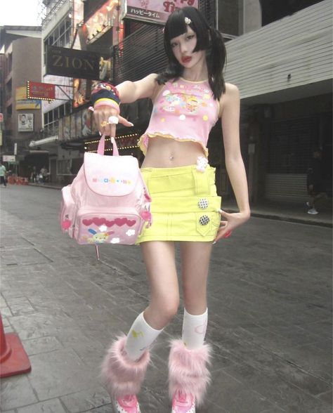 Y2k Funky Outfits, Dopamine Girl Xiaohongshu, Gurokawaii Fashion, Dopamine Clothing, Mori Gyaru, Harajuku Pink, Harajuku Clothes, Harajuku Japan, Japanese Outfits