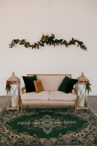 Fun Christmas Mini Session Ideas, Indoor Holiday Mini Sessions, Boho Christmas Backdrop, Christmas Mini Session Indoor, Holiday Photoshoot Backdrop, Minimalist Christmas Mini Sessions, Neutral Christmas Mini Session, Vintage Christmas Mini Sessions, Christmas Photo Session Studio