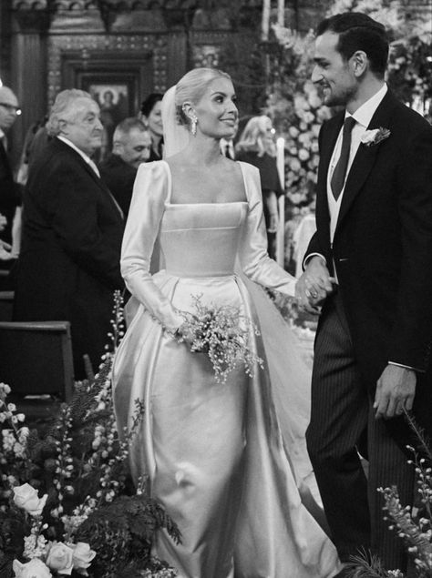 90s Wedding Inspiration, Wedding Dresses For Romantic Kibbe, Timeless Vintage Wedding Dress, Classic Wedding Dress Aesthetic, 1940s Style Wedding Dress, Old Hollywood Wedding Dress Glamour, Vintage Elegant Wedding Dress, Classy Old Money Wedding Dress, Grace Kelly Wedding Dress Inspired