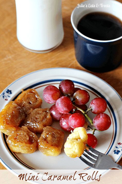 Mini Caramel Rolls ~ Quick and Easy Caramel Rolls made with Crescent Rolls via www.julieseatsandtreats.com Easy Caramel Rolls, Simple Foods, Caramel Rolls, Dreamy Desserts, Party Make-up, Easy Caramel, Breakfast Goodies, Breakfast Sweets, Breakfast Bites